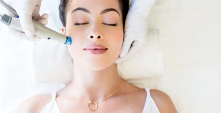 Літній догляд Hydrafacial: як вибрати процедуру та захистити шкіру