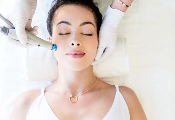 Літній догляд Hydrafacial: як вибрати процедуру та захистити шкіру